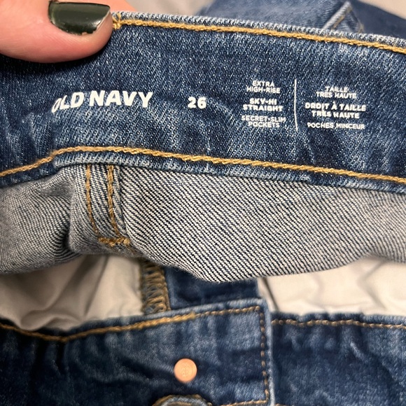 BNWT Old Navy straight leg denim size US 26 (runs small). Lightly frayed at hem. - Picture 2 of 3